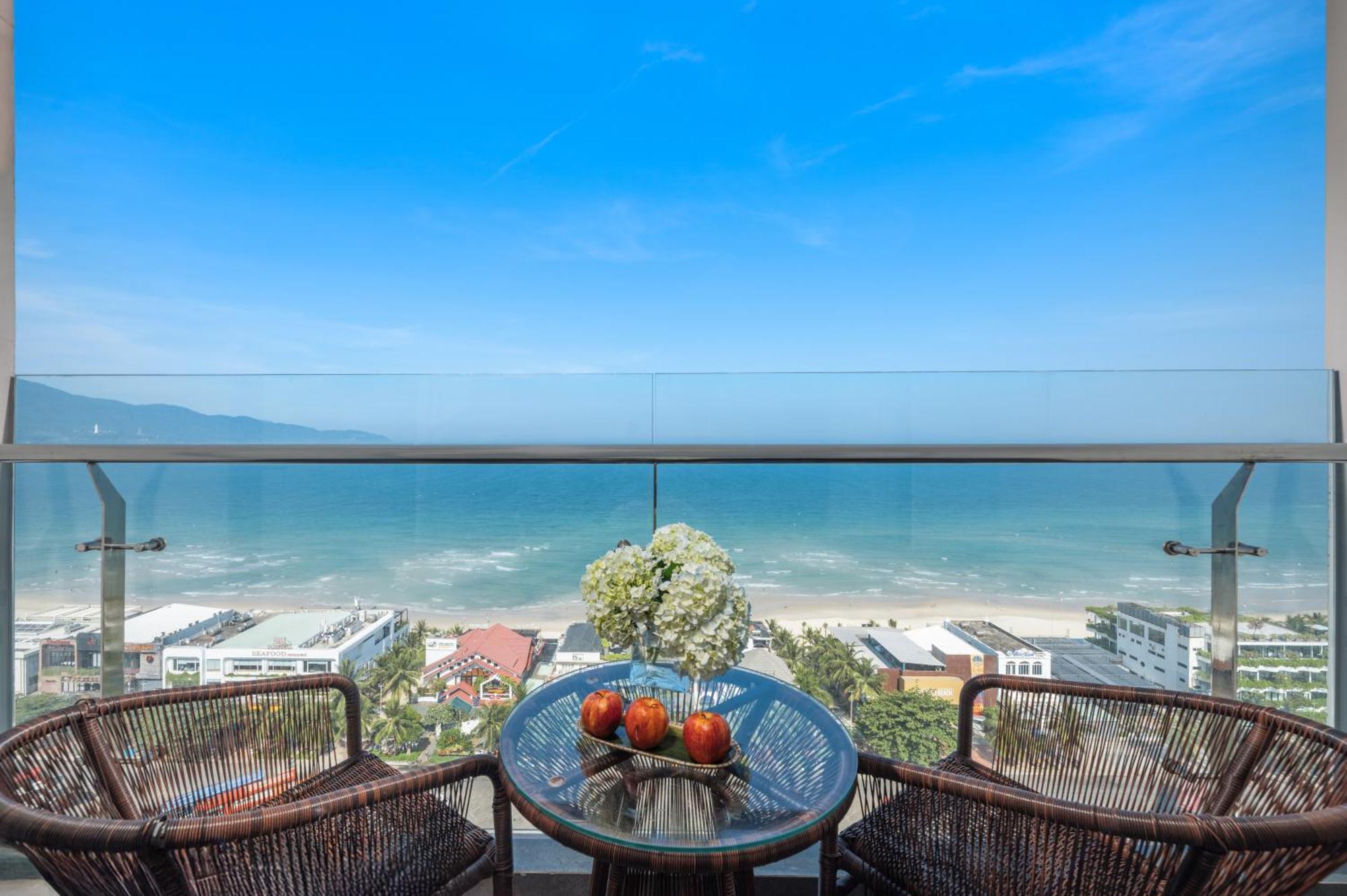 Canvas Danang Beach Hotel Экстерьер фото