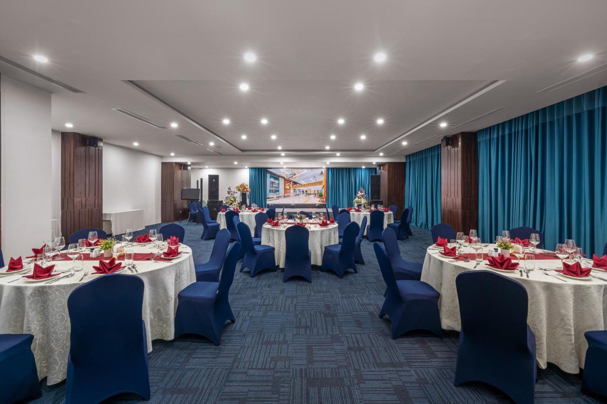 Canvas Danang Beach Hotel Экстерьер фото